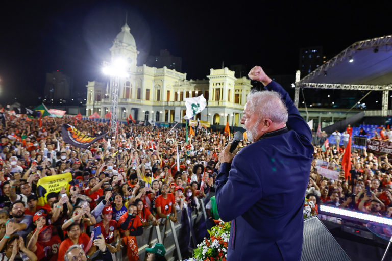 Luiz Inácio Lula da Silva rallies his supporters in Belo Horizonte.